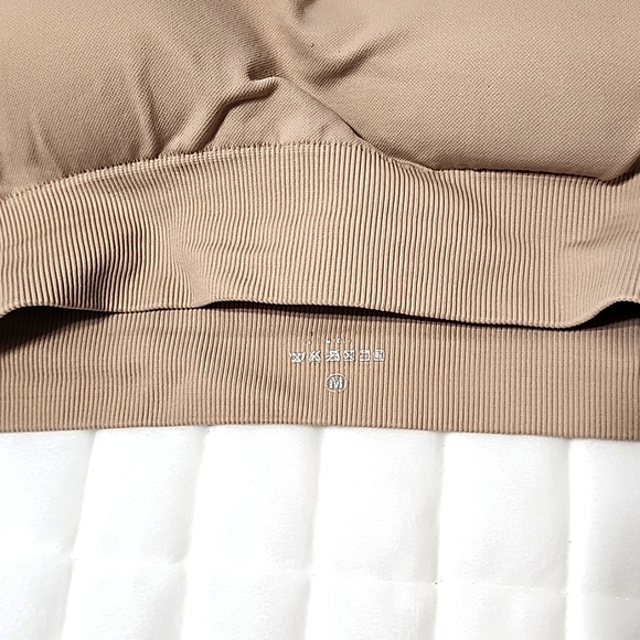 Curves and Combat Boots Seamless Contour Sports Bra in Shell - Picture 3 of 3